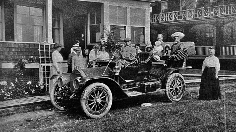 (Photo-Courrier-McEwen-family)-E.-Farrington-Abbott-family-in-its-chauffeur-driven-car-in-1916
