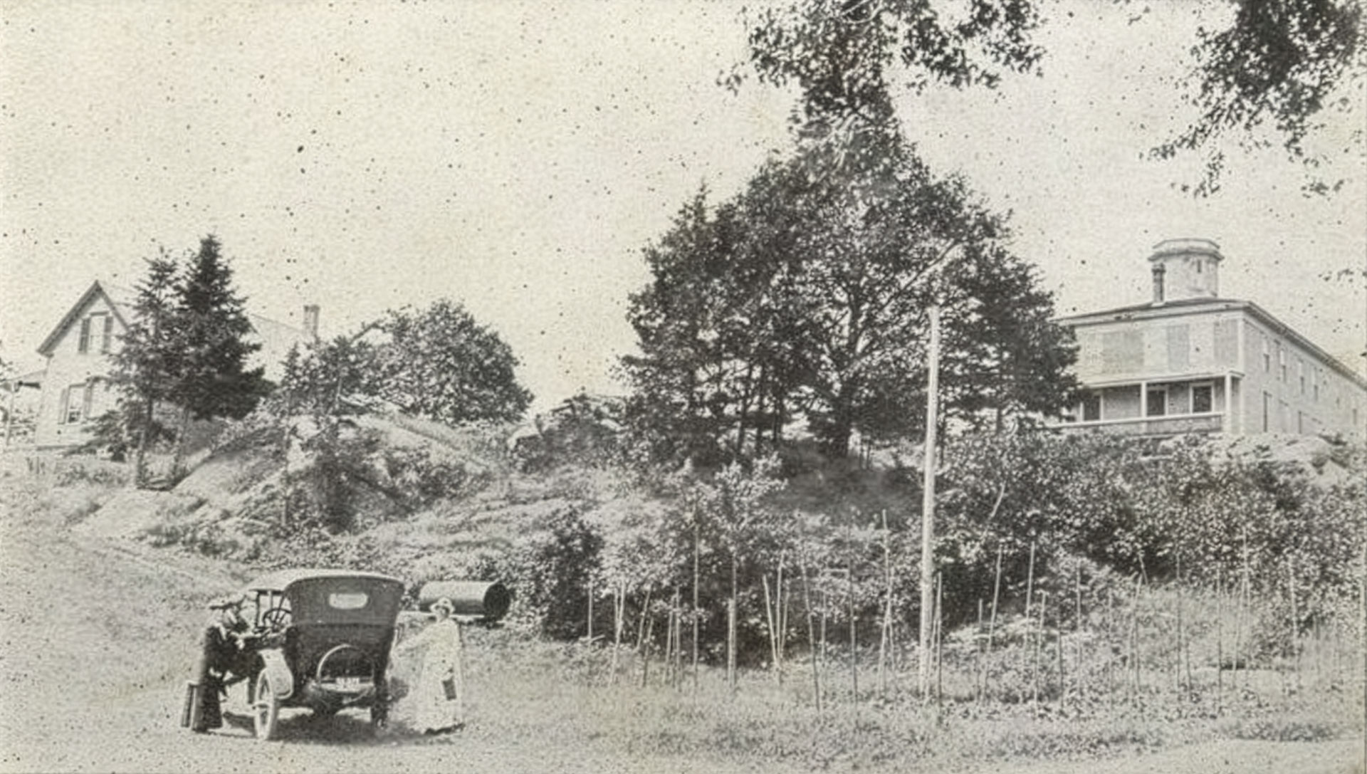 (Photo-Courrier-McEwen-family)-E.-Farrington-Abbott-family-in-its-chauffeur-driven-car-in-1916